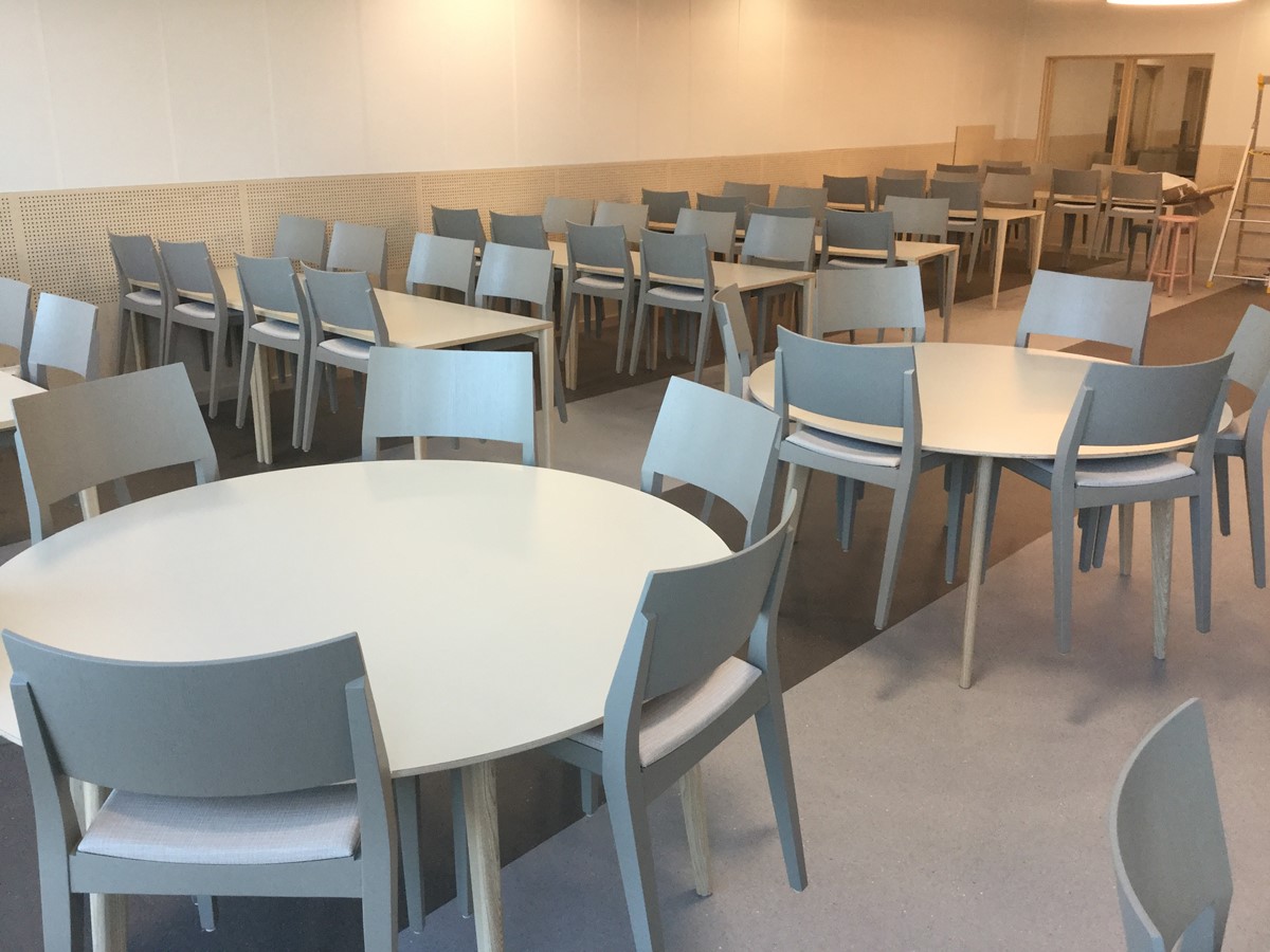 Runda träbordet Sarek i diameter 150cm med plats för sex trästolar, Tova och träbordet Nesso 120x80 med plats för fyra trästolar Tova