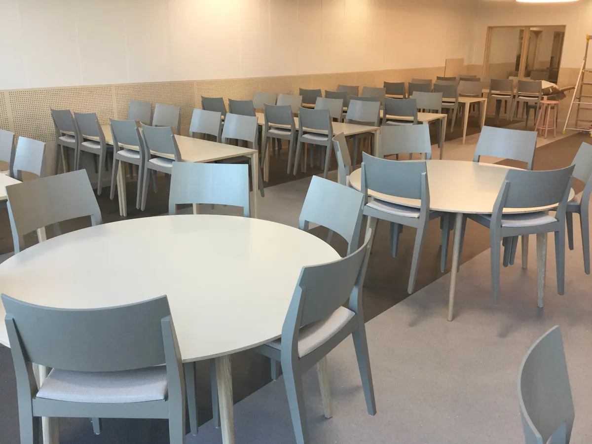 Runda träbordet Sarek i diameter 150cm med plats för sex trästolar, Tova och träbordet Nesso 120x80 med plats för fyra trästolar Tova