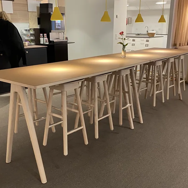 Lundbergs-mobler-träbordet-arko-upphängd-träpall-sitonme