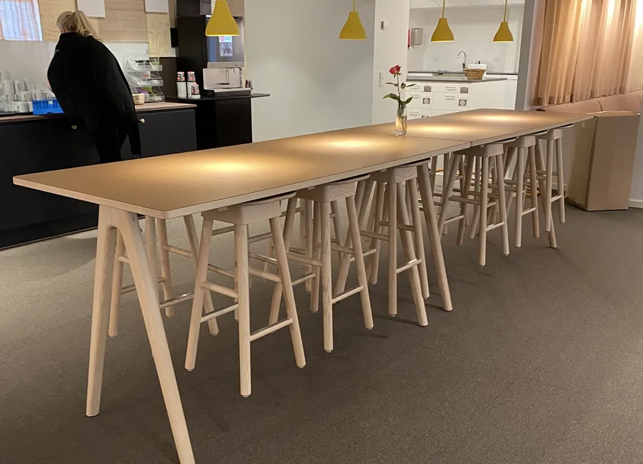 Lundbergs-mobler-träbordet-arko-upphängd-träpall-sitonme