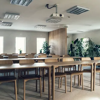 Konferensrum med bordet StudioR i ek från Lundbergs Möbler