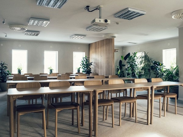 Konferensrum med bordet StudioR i ek från Lundbergs Möbler