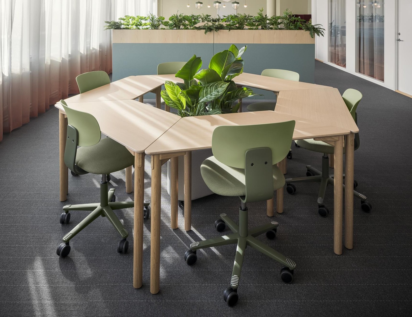 Det flexibla träbordet StudioV som möbleras i en ring, i ask från Lundbergs Möblers bordskollektion