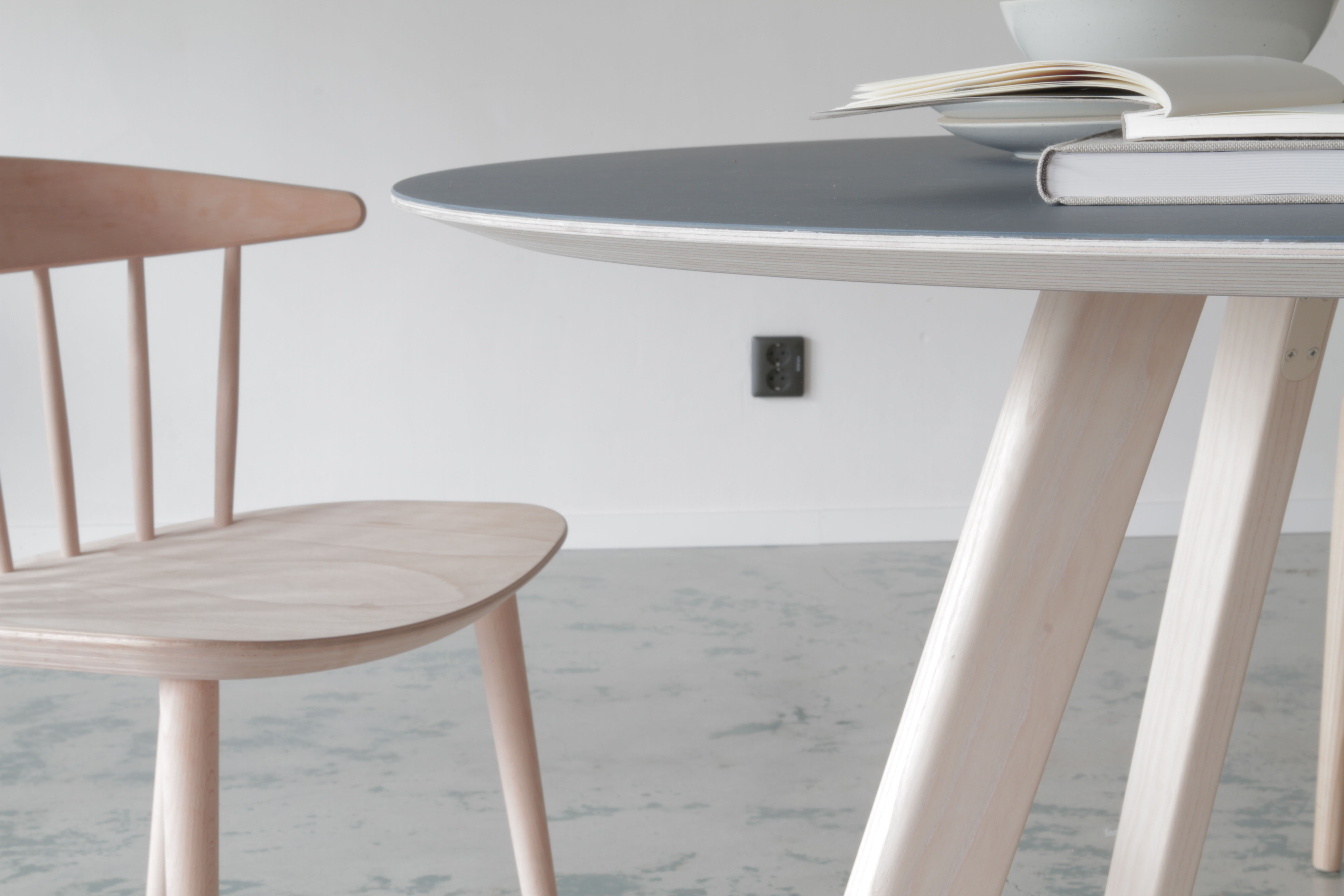 Runt bord, vinklade ben, detalj 1