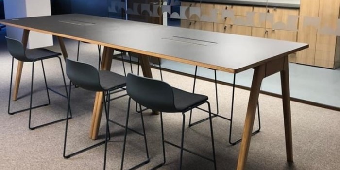 Högt stort träbord