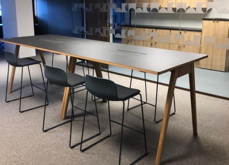 Högt stort träbord