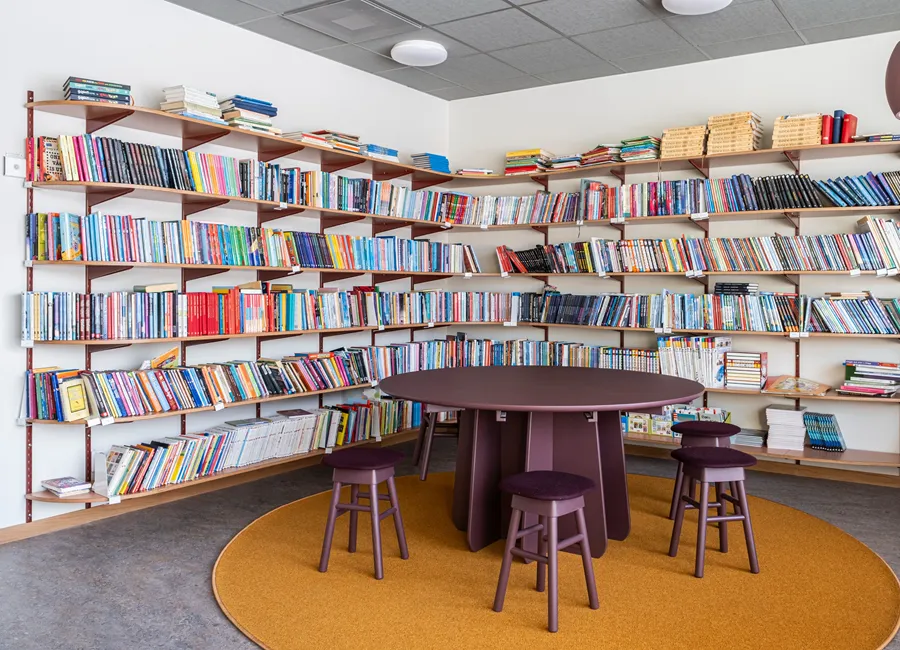 Pelarbordet Funghi helt i trä med låga co2-utläpp, kundanpassat bord med ljuddämpande bordsyta från Lundbergs Möblers bordskollektion