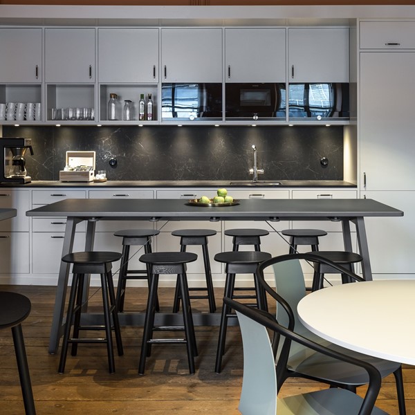 Lundbergs Möblers bordskollektion StandByMe ett högt, monokromt matbord