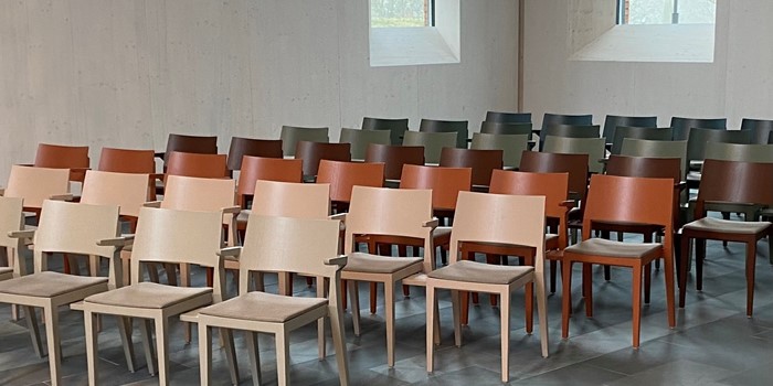 Trästolen Tova med kort karm kundanpassade i olika kulörer ur Lundbergs Möblers kollektion
