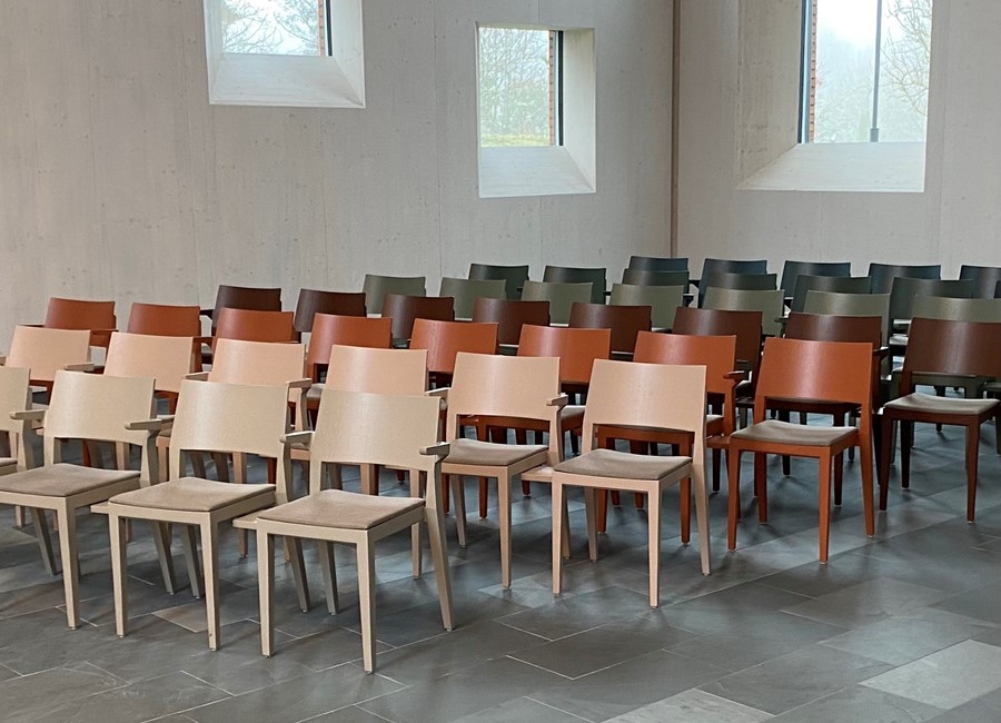 Trästolen Tova med kort karm kundanpassade i olika kulörer ur Lundbergs Möblers kollektion