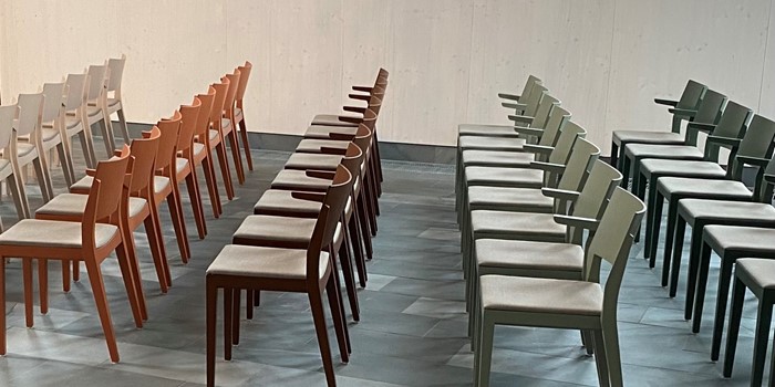 Trästolen Tova i kundanpassad kulör och klädd demonterbar sits ur Lundbergs Möblers stolskollektion