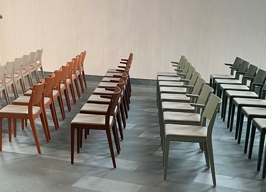 Trästolen Tova i kundanpassad kulör och klädd demonterbar sits ur Lundbergs Möblers stolskollektion