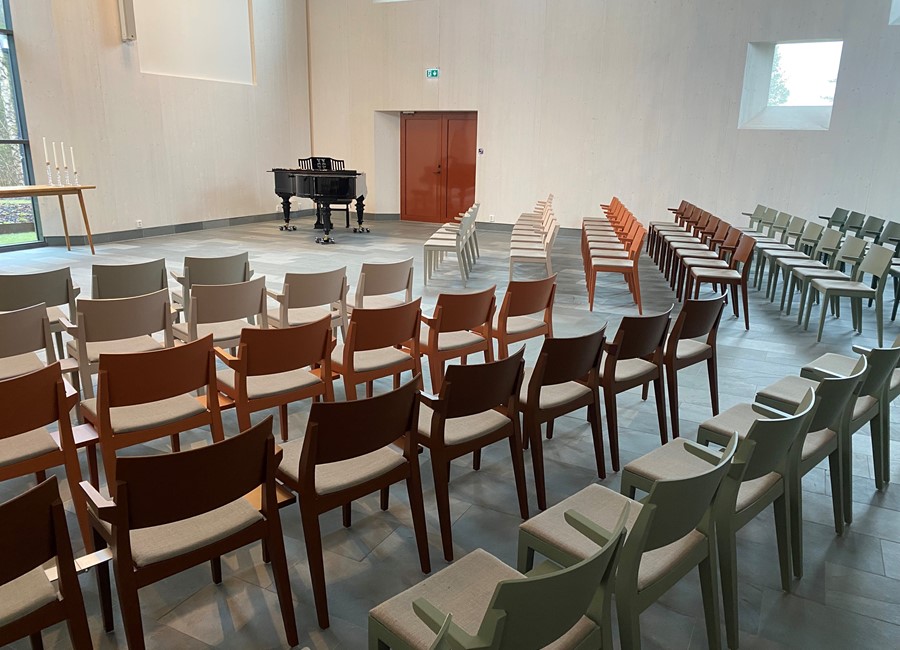 Trästolen Tova är kopplingsbar och stapelbar och går enkelt att kundanpassa, en stol som går att återbruka från Lundbergs Möblers stolskollektion